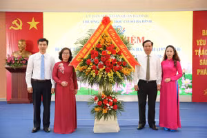 Lãnh đạo quận Ba Đình chúc mừng Trường THCS Ba Đình nhân dịp kỷ niệm 50 năm thành lập trường.