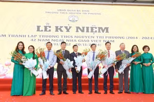 Các đại biểu chụp ảnh lưu niệm cùng Ban Giám hiệu nhà trường.