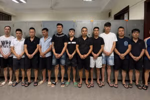 Các đối tượng bị bắt giữ tại cơ quan công an.