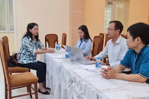 Đoàn công tác đã kiểm tra cơ sở vật chất phục vụ điểm thi.