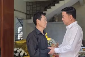 Ông Đinh Tiến Hải - Giám đốc Quỹ Bảo trợ trẻ em Việt Nam động viên, chia buồn cùng gia đình có học sinh bị đuối nước tại xã Sông Lô.