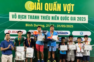 Nguyễn Gia Khải (thứ 5 từ trái sang) nhận thưởng trong Giải Quần vợt thanh thiếu niên quốc gia 2025.
