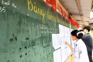 Thí sinh đến điểm thi sáng 3/6.