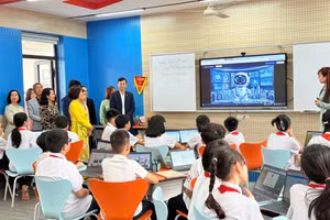 Ông Nguyễn Văn Hiền giao lưu cùng học sinh trường THCS Thành Công.