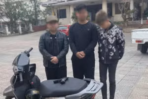 3 thanh niên cùng tang vật bị thu giữ.