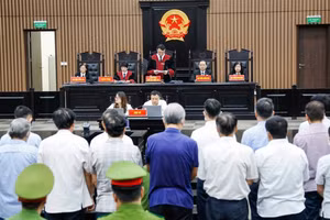 Các bị cáo nghe Tòa tuyên án.