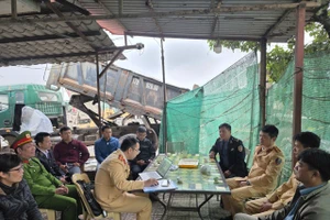 Tổ công tác liên ngành làm việc với đại diện bến bãi tập kết vật liệu xây dựng.