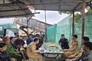 Tổ công tác liên ngành làm việc với đại diện bến bãi tập kết vật liệu xây dựng.