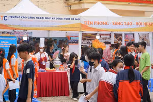 Học sinh tham dự ngày hội tư vấn tuyển sinh do FTC tổ chức.