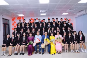 Đại diện Ban Giám hiệu, thầy cô giáo động viên học sinh lớp 9 trước kỳ thi (Ảnh TL).