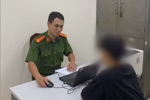 Nam sinh viên trình bày tại cơ quan công an.