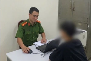 Nam sinh viên trình bày tại cơ quan công an.