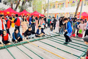 Học sinh Thủ đô hòa mình vào không gian tết cổ truyền.