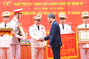 Thủ tướng Lê Minh Hưng chúc mừng Trung tướng Nguyễn Thanh Tùng.