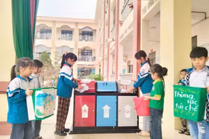 Học sinh thực hiện phân loại rác.