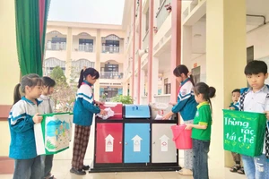 Học sinh thực hiện phân loại rác.