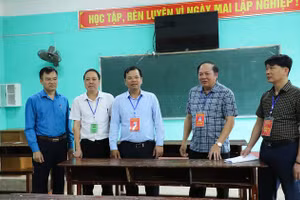 Phó Chủ tịch UBND tỉnh Bắc Giang Phan Thế Tuấn và đoàn công tác kiểm tra các điều kiện về phòng thi.