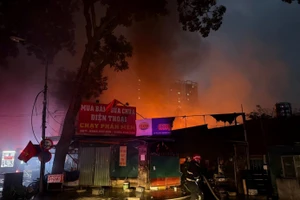 Cảnh sát PCCC&CNCH nỗ lực khống chế đám cháy.