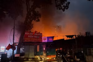 Cảnh sát PCCC&CNCH nỗ lực khống chế đám cháy.