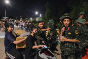 Trong đêm đông đảo người dân địa phương đã tới hỗ trợ gia cố đê Đẩu Hàn (phường Kinh Bắc).