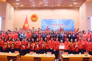 Đại biểu chụp ảnh cùng vận động viên, huấn luyện viên xuất sắc.