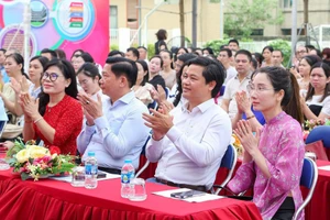 Đại biểu, phụ huynh dự chương trình.