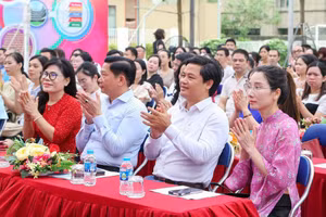 Đại biểu, phụ huynh dự chương trình.