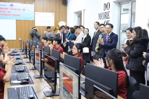 Đại biểu cắt băng khánh thành Trung tâm đào tạo ngoại ngữ, tin học HHT - ACE.