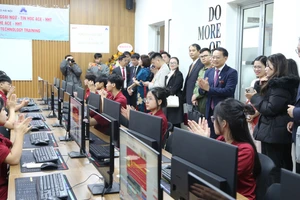 Đại biểu cắt băng khánh thành Trung tâm đào tạo ngoại ngữ, tin học HHT - ACE.