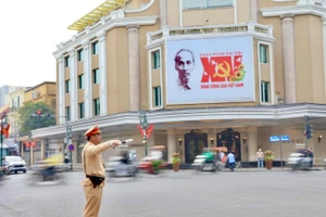 Đội CSGT đường bộ số 1 điều tiết giao thông tại Tràng Tiền - Hàng Bài.