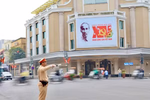 Đội CSGT đường bộ số 1 điều tiết giao thông tại Tràng Tiền - Hàng Bài.