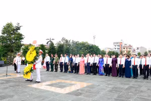 Đại biểu dâng hoa tại Đài tưởng niệm các Anh hùng liệt sĩ tỉnh Bắc Ninh.