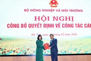 Thứ trưởng Nguyễn Quốc Trị trao Quyết định tới GS.TS Huỳnh Thị Lan Hương.