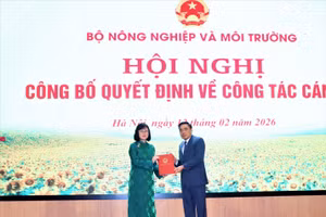 Thứ trưởng Nguyễn Quốc Trị trao Quyết định tới GS.TS Huỳnh Thị Lan Hương.