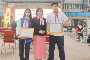 Quang Dũng cùng cô giáo Đỗ Thị Thúy trong buổi trao giải học sinh giỏi cấp phường.