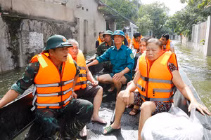 Những người dân được đưa đến nơi an toàn.