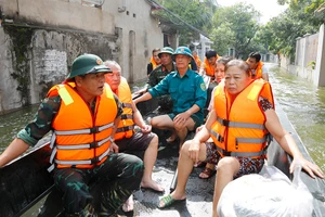 Những người dân được đưa đến nơi an toàn.