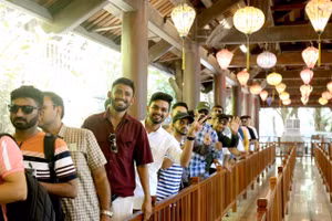 Khách du lịch đến với Ninh Bình. 