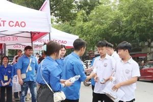 Tình nguyện viên hỗ trợ thí sinh tại điểm thi.