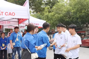 Tình nguyện viên hỗ trợ thí sinh tại điểm thi.