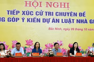 Đoàn Đại biểu quốc hội tỉnh Bắc Ninh và Giám đốc Sở GD&ĐT tỉnh Bắc Ninh tham gia buổi tiếp xúc cử tri.