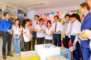 Lãnh đạo tỉnh Bắc Ninh cùng đại biểu, học sinh trải nghiệm chuyến xe hướng nghiệp Đức.