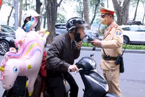 CSGT kiểm soát nồng độ cồn trên tuyến phố Lê Thái Tổ.