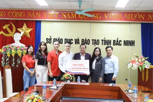 Đại diện lãnh đạo Sở GD&ĐT Bắc Ninh tiếp nhận ủng hộ.