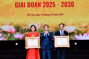 Thủ tướng Chính phủ Phạm Minh Chính trao danh hiệu “Chiến sĩ thi đua toàn quốc” tặng 2 nhà giáo tiêu biểu. 