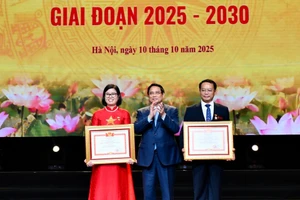 Thủ tướng Chính phủ Phạm Minh Chính trao danh hiệu “Chiến sĩ thi đua toàn quốc” tặng 2 nhà giáo tiêu biểu.
