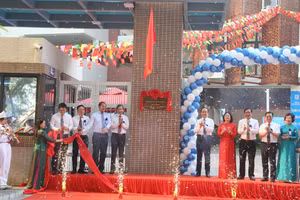 Các đại biểu thực hiện nghi thức gắn biển công trình.