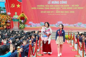 Cô trò Trường Tiểu học Đoàn Thị Điểm Hà Nội hân hoan trong lễ mừng công.