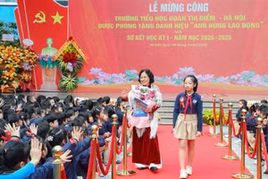 Cô trò Trường Tiểu học Đoàn Thị Điểm Hà Nội hân hoan trong lễ mừng công.