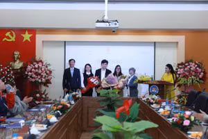 Nhà báo Dương Thị Thanh Hương, Phó Tổng Biên tập Báo Giáo dục và Thời đại tặng hoa chúc mừng đại biểu.